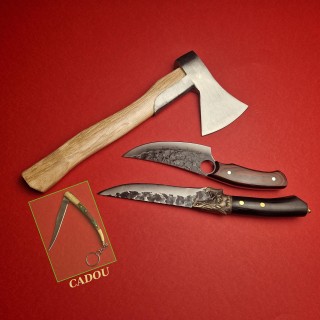 Set 3+1 cadou Macelarie: Toporisca, 2 Cutite lama fier forjat, maner lemn + Briceag otel inox