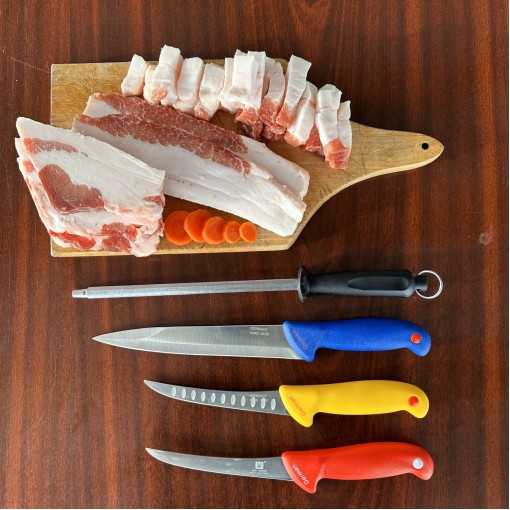 Set Cutite macelarie si pila ascutit, 4 piese, lama inox, rosu 1/5/6/7