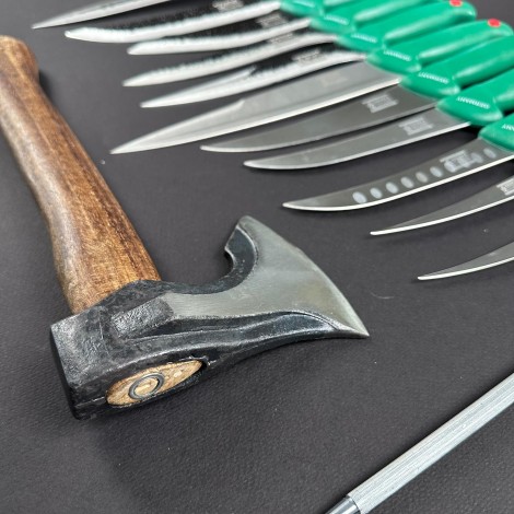 Set macelarie 13 piese, Toporisca, 5 cutite fier forjat, 6 cutite inox + pila ascutit, verde NOU MPVE Set macelarie 13 piese, Toporisca, 5 cutite fier forjat, 6 cutite inox + pila ascutit, verde NOU MPVE