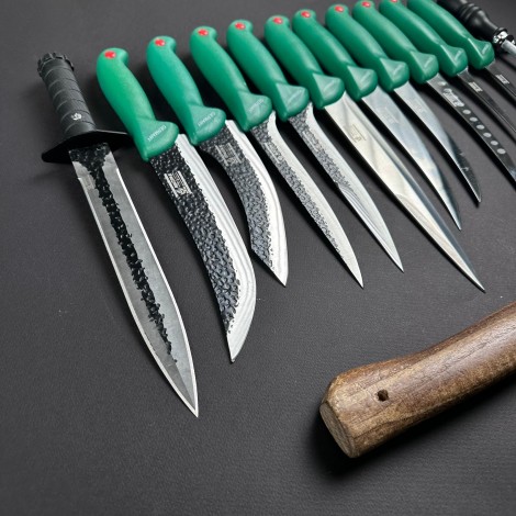 Set macelarie 13 piese, Toporisca, 5 cutite fier forjat, 6 cutite inox + pila ascutit, verde NOU MPVE Set macelarie 13 piese, Toporisca, 5 cutite fier forjat, 6 cutite inox + pila ascutit, verde NOU MPVE