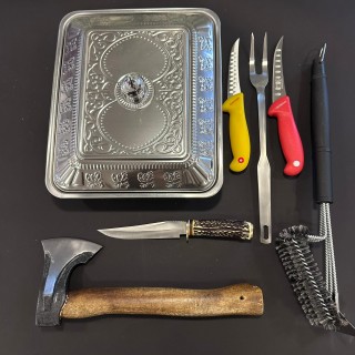 Set camping si gratar 7 piese FeroCut: Toporisca, Tava servire, 2x Cutite macelarie, Cutit corn cerb, Furculita si Perie grătar